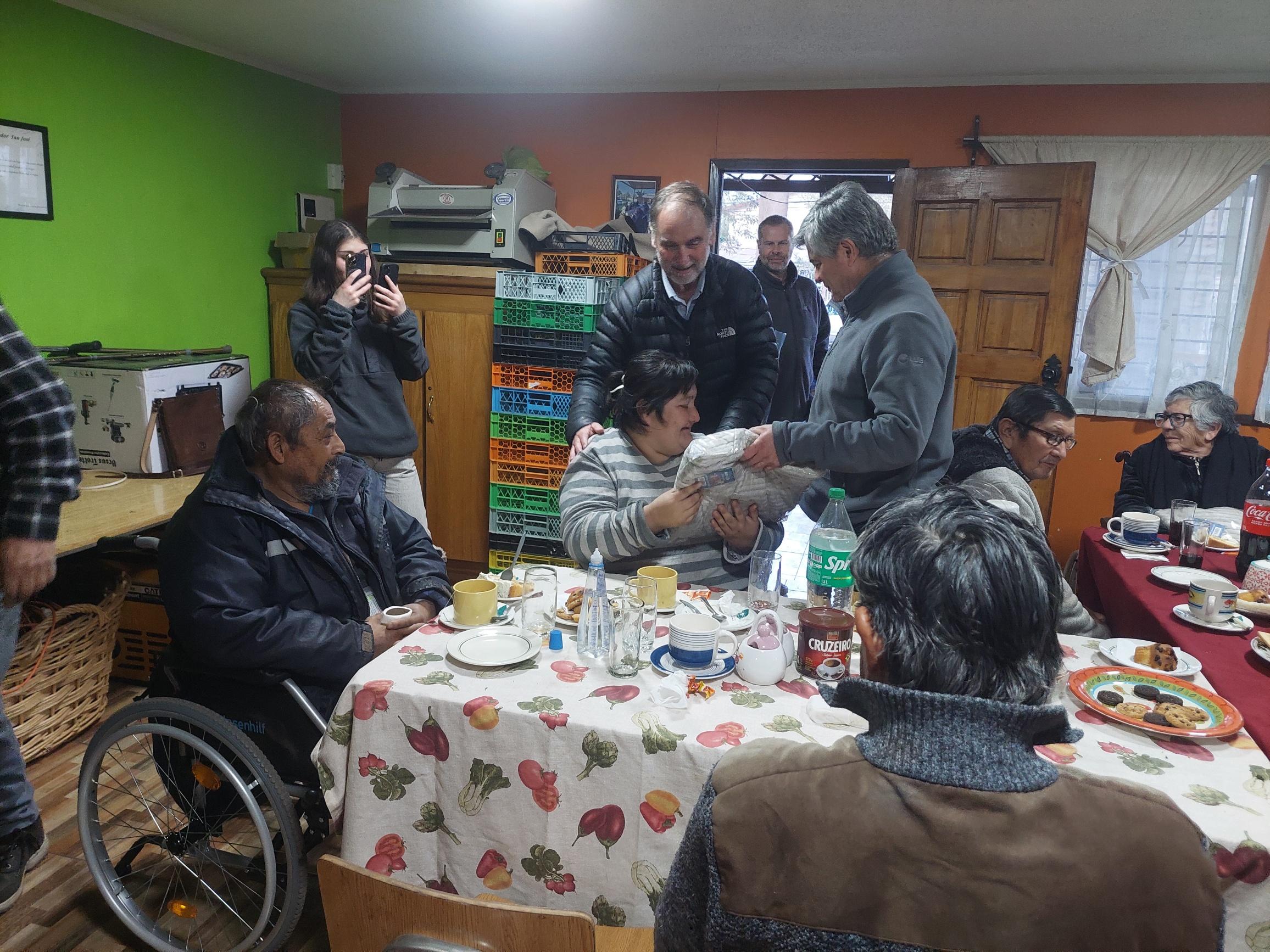 Una tarde con nuestros adultos mayores del comedor San José junto a COPEC
